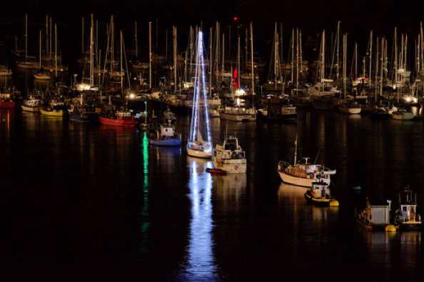 12 December 2020 - 19-43-44
On its own in the lit up stakes so far. But hopefully this excellent yacht will soon be joined by others over in Darthaven.
-----------------------------
Darthaven marina moored yacht Xmas lights